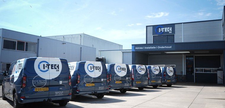 Het bedrijfspand en wagenpark van I-Tech Urk