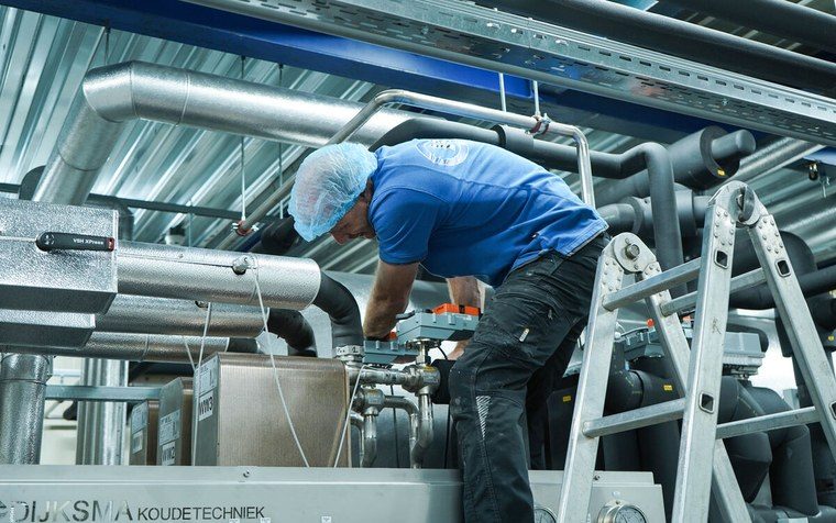 Monteur van I-Tech Urk aan het werk