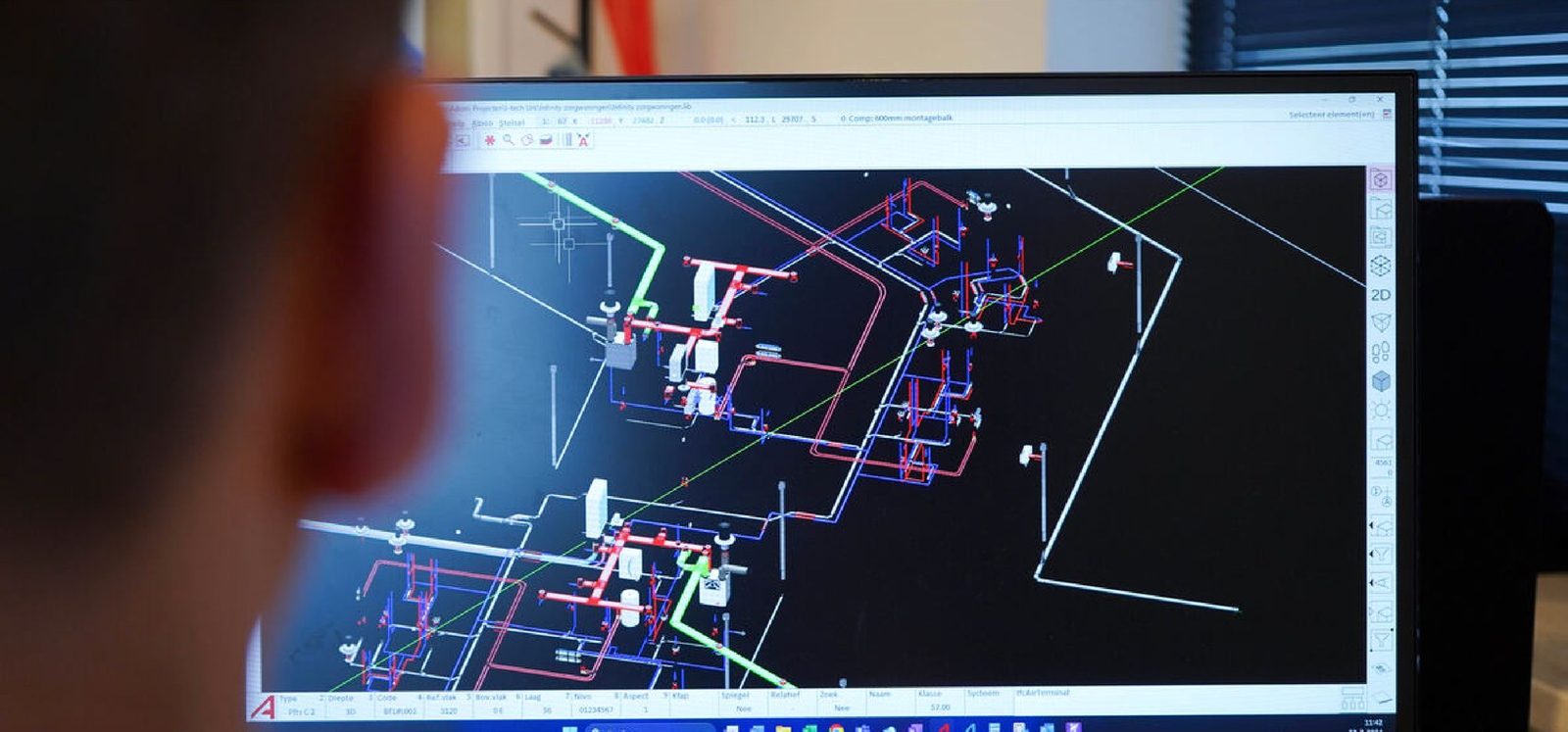 Werkvoorbereider van I-Tech Urk werkt aan een technische tekening